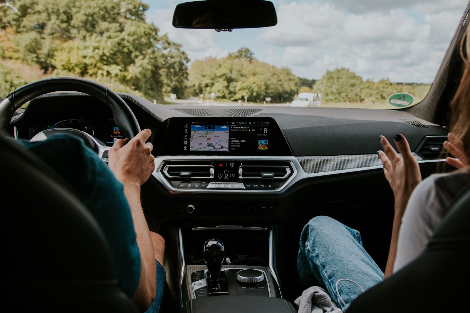 Víte, co všechno potřebujete pro přepis vozidla? | WebJET CMS Pár v autě argumentuje o trase.