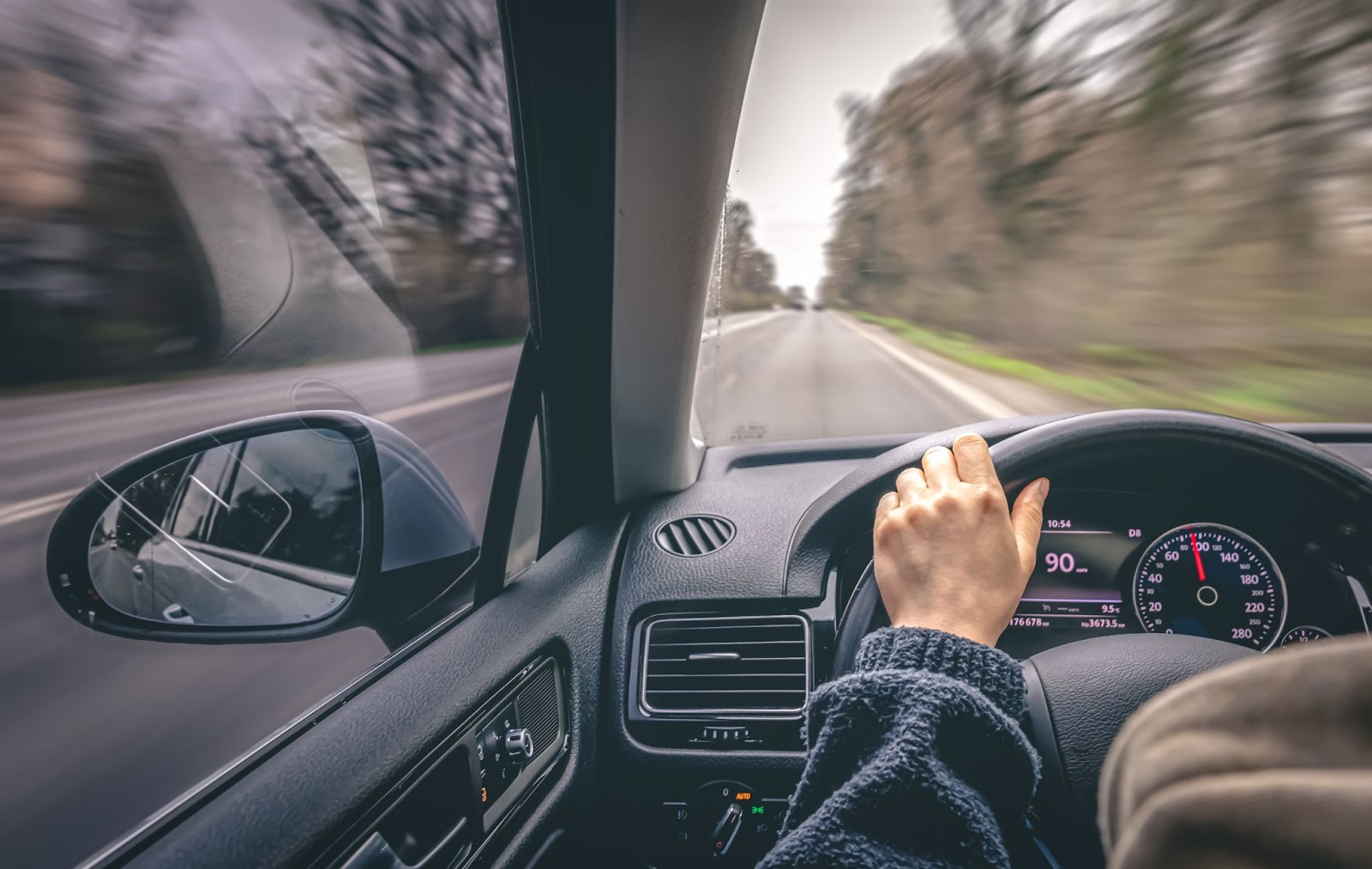Pán v modrém svetru řídí své vozidlo rychlostí 90 km/h.
