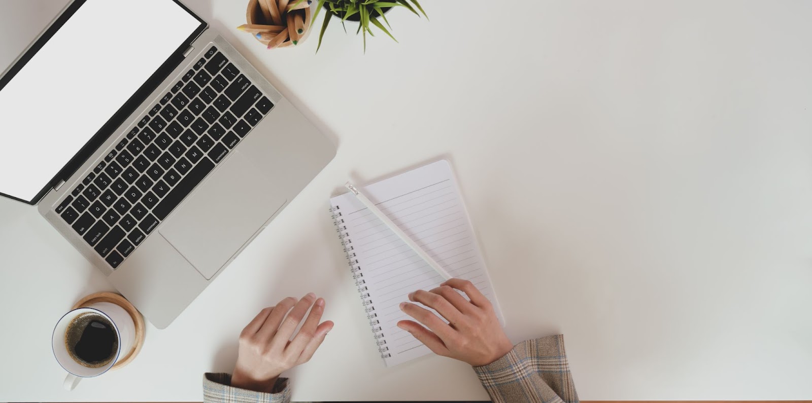 Povinné ručení při přepisu auta | WebJET CMS Osoba připravující se na psaní do sešitu nebo notebooku se šálkou kávy.