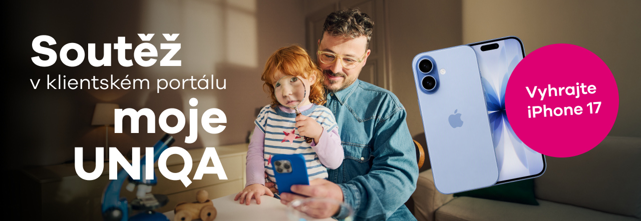 Otec objímá dceru a zároveň se dívá do mobilu, zatímco dcera drží v ruce lupu a dívá se skrz ni