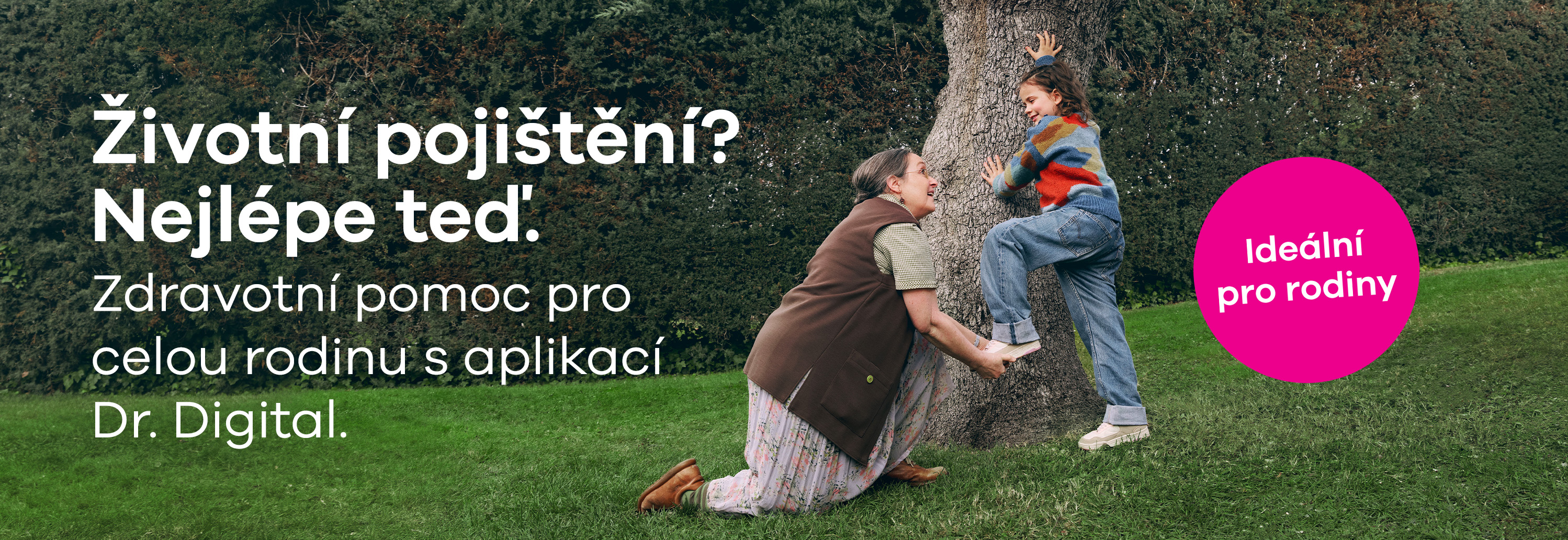 Dítě leze po stromě, zatímco ho babička podpírá