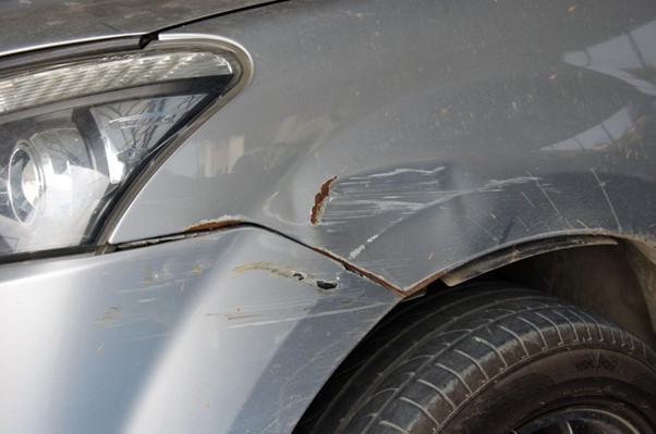 Odřené auto na parkovišti škrábanec na autě