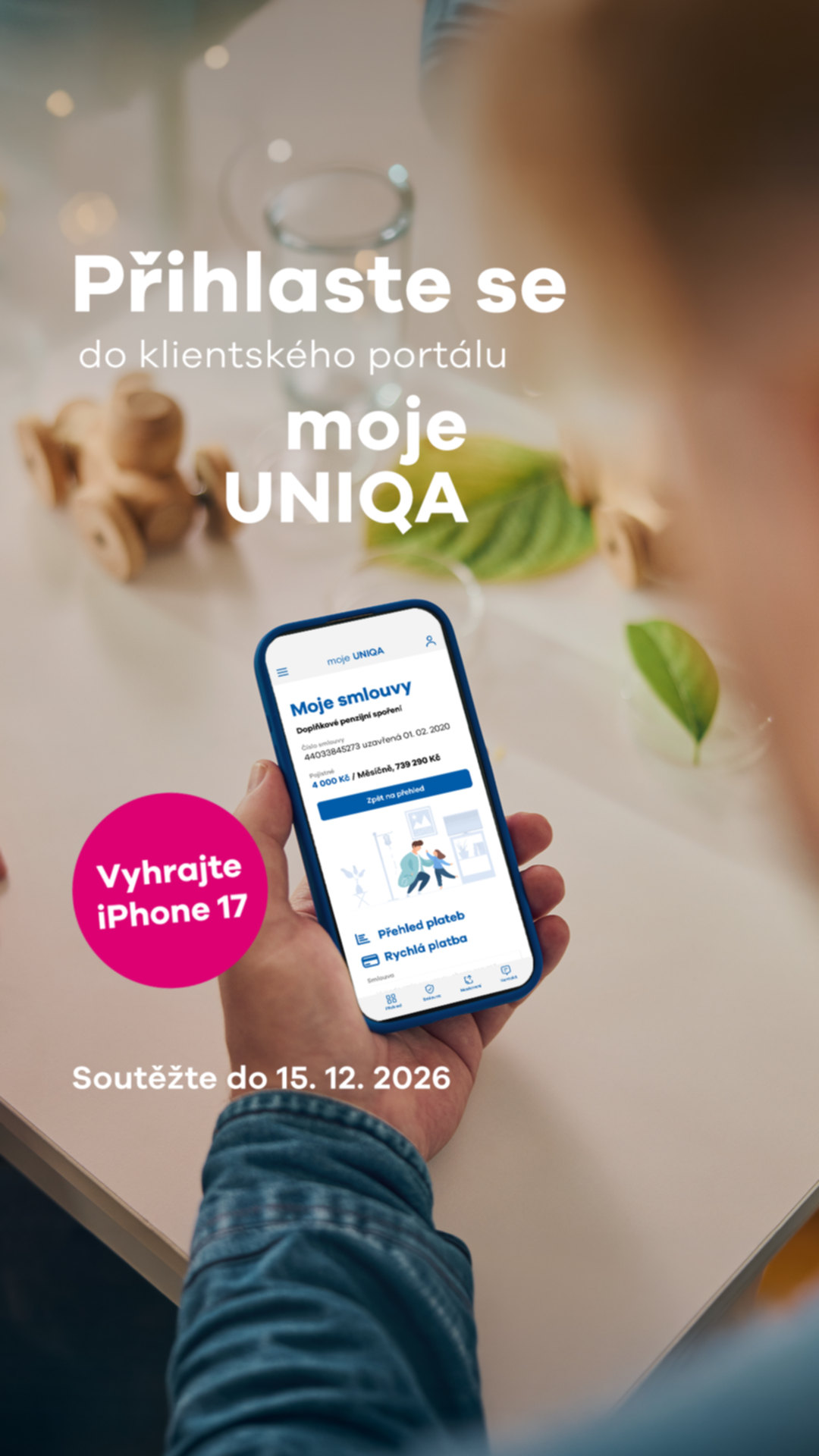 Člověk drží mobil a prohlíží si online prostředí Moje UNIQA